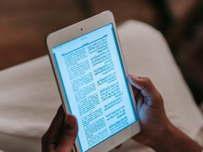 Χέρια κρατούν tablet με κείμενο