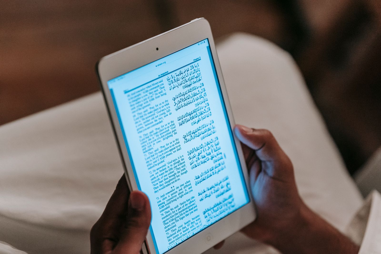 Χέρια κρατούν tablet με κείμενο