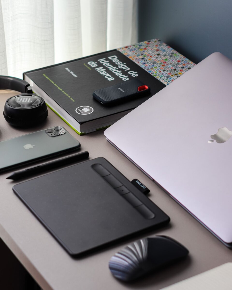 Laptop, tablet σχεδίασης και σημειωματάριο σε γραφείο