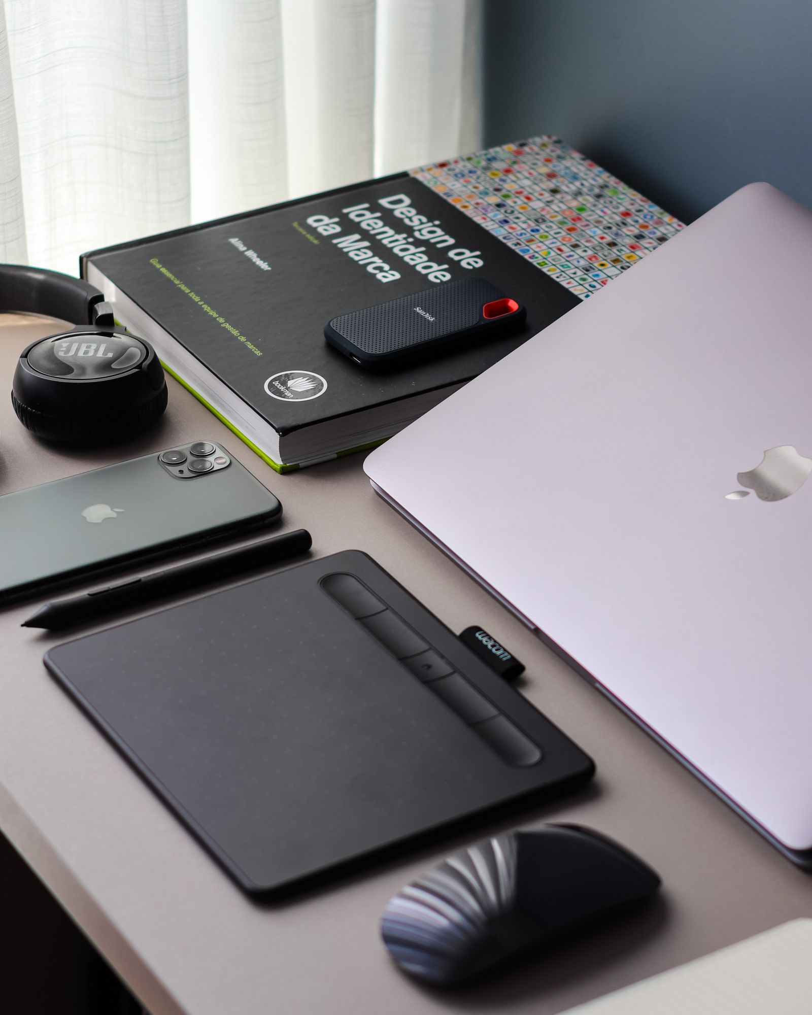 Laptop, tablet σχεδίασης και σημειωματάριο σε γραφείο