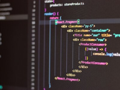 Κώδικας σε οθόνη με χρωματισμό σύνταξης