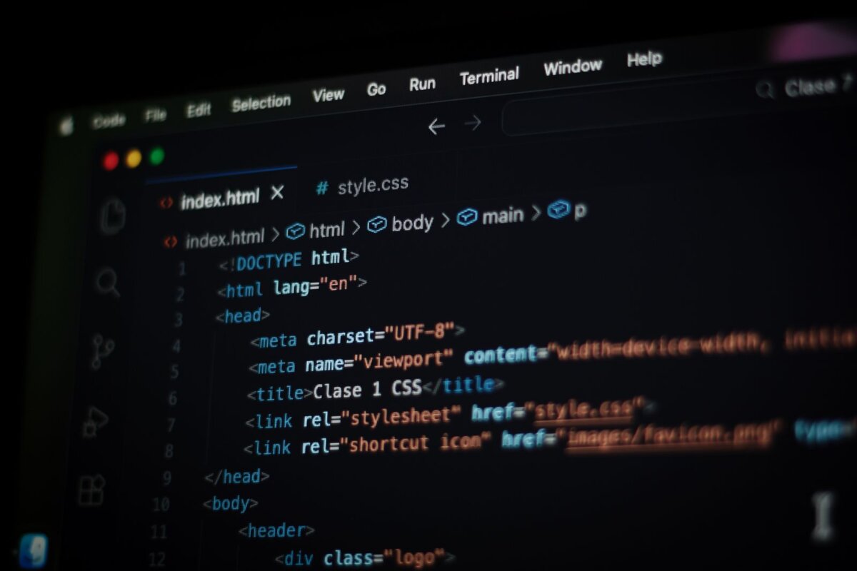 Κώδικας HTML σε σκούρα οθόνη