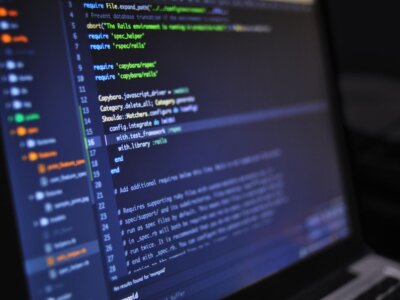 Κώδικας σε οθόνη laptop σε σκοτεινό χώρο