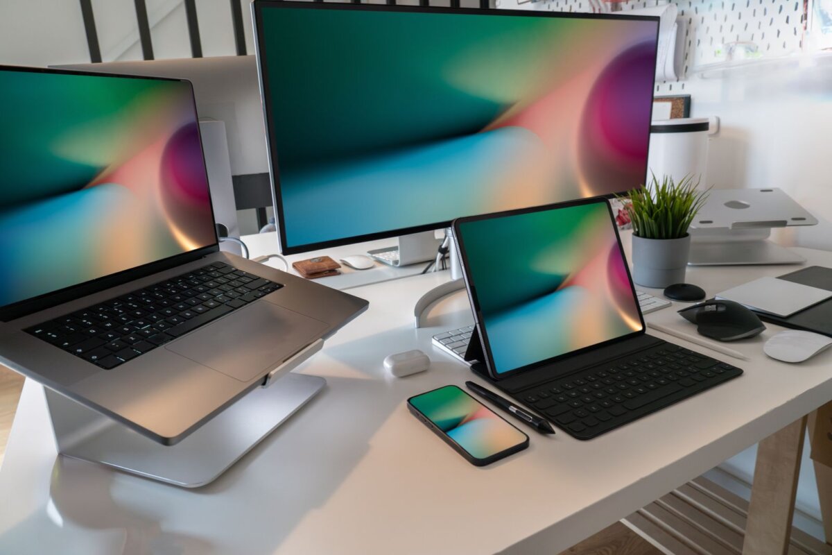 Γραφείο με laptop, οθόνη και κινητό που δείχνουν την ίδια εικόνα