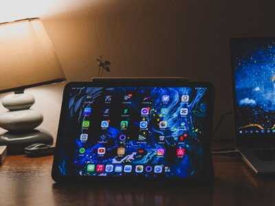 Tablet και laptop σε σκοτεινό γραφείο