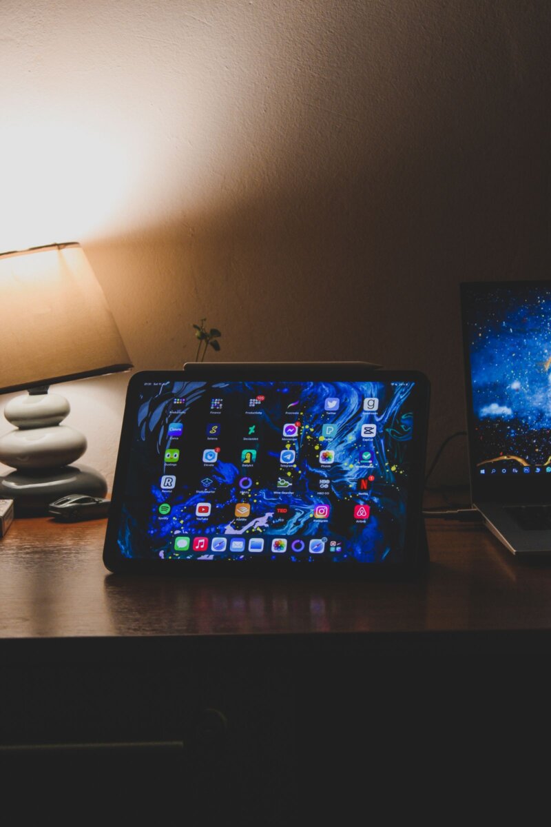 Tablet και laptop σε σκοτεινό γραφείο