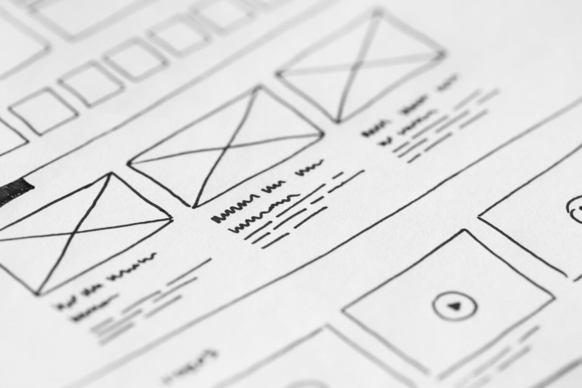Σκίτσο wireframe ιστοσελίδας σε χαρτί