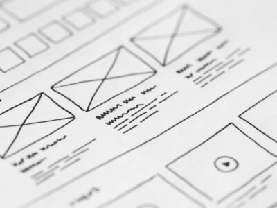 Σκίτσο wireframe ιστοσελίδας σε χαρτί